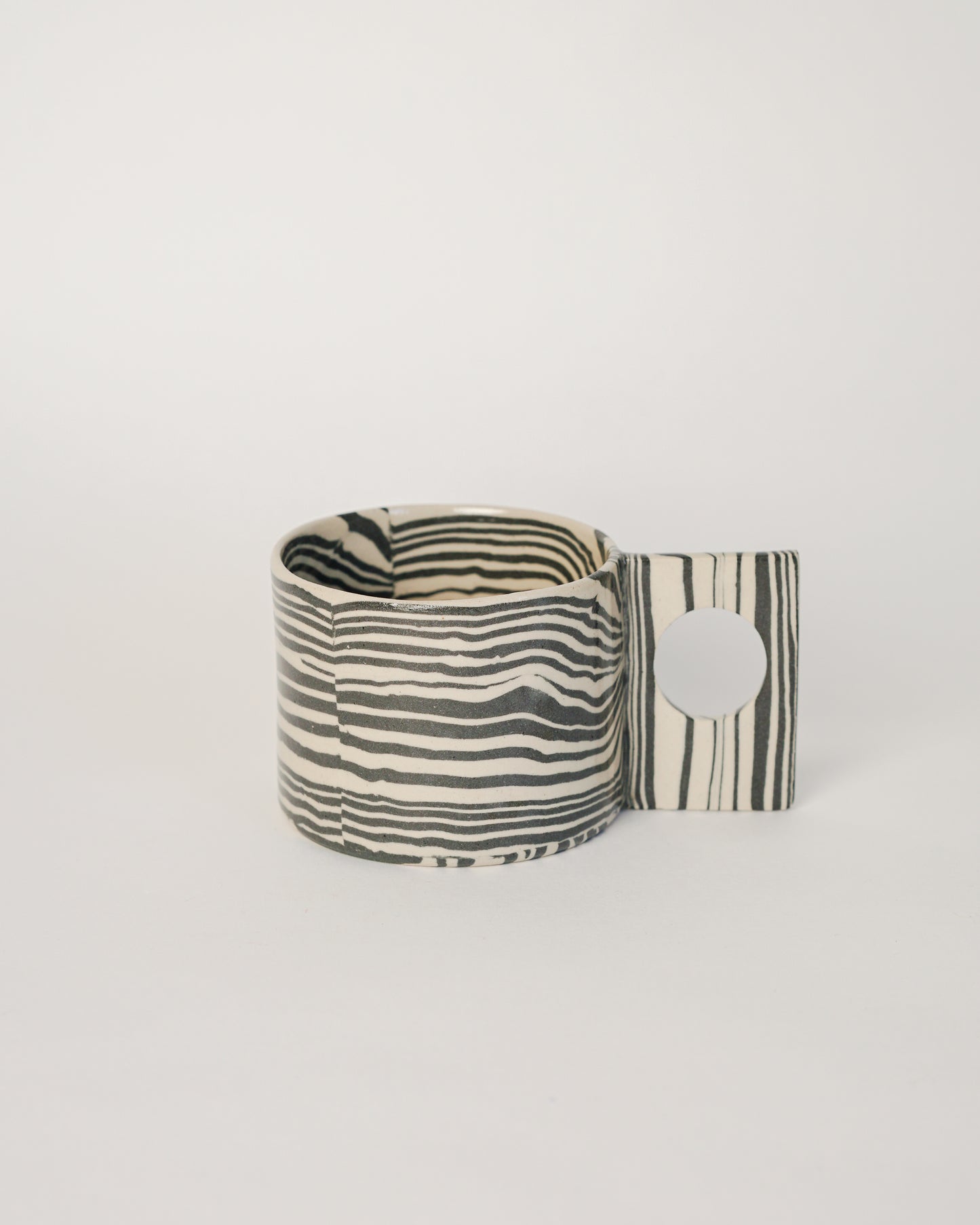 Linea - Black and white