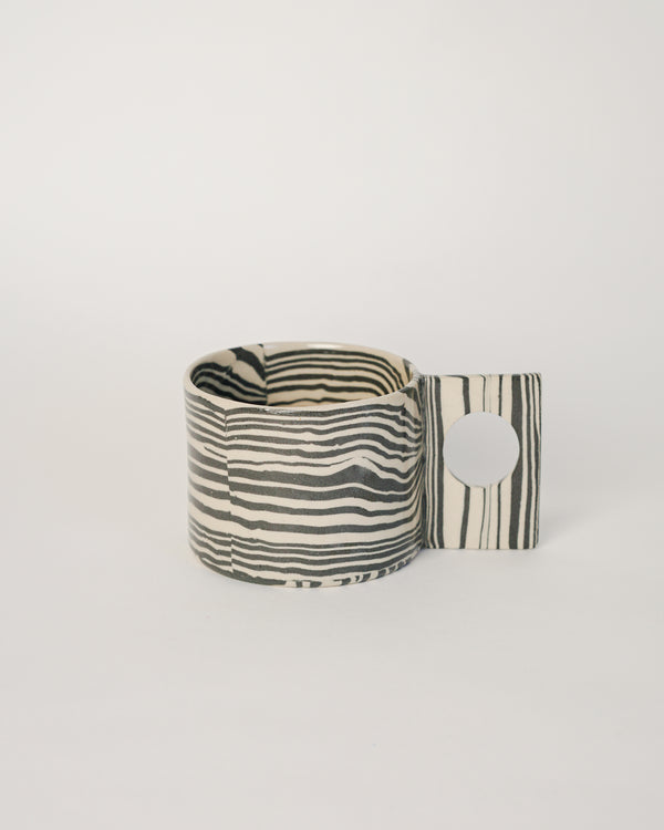 Linea - Black and white