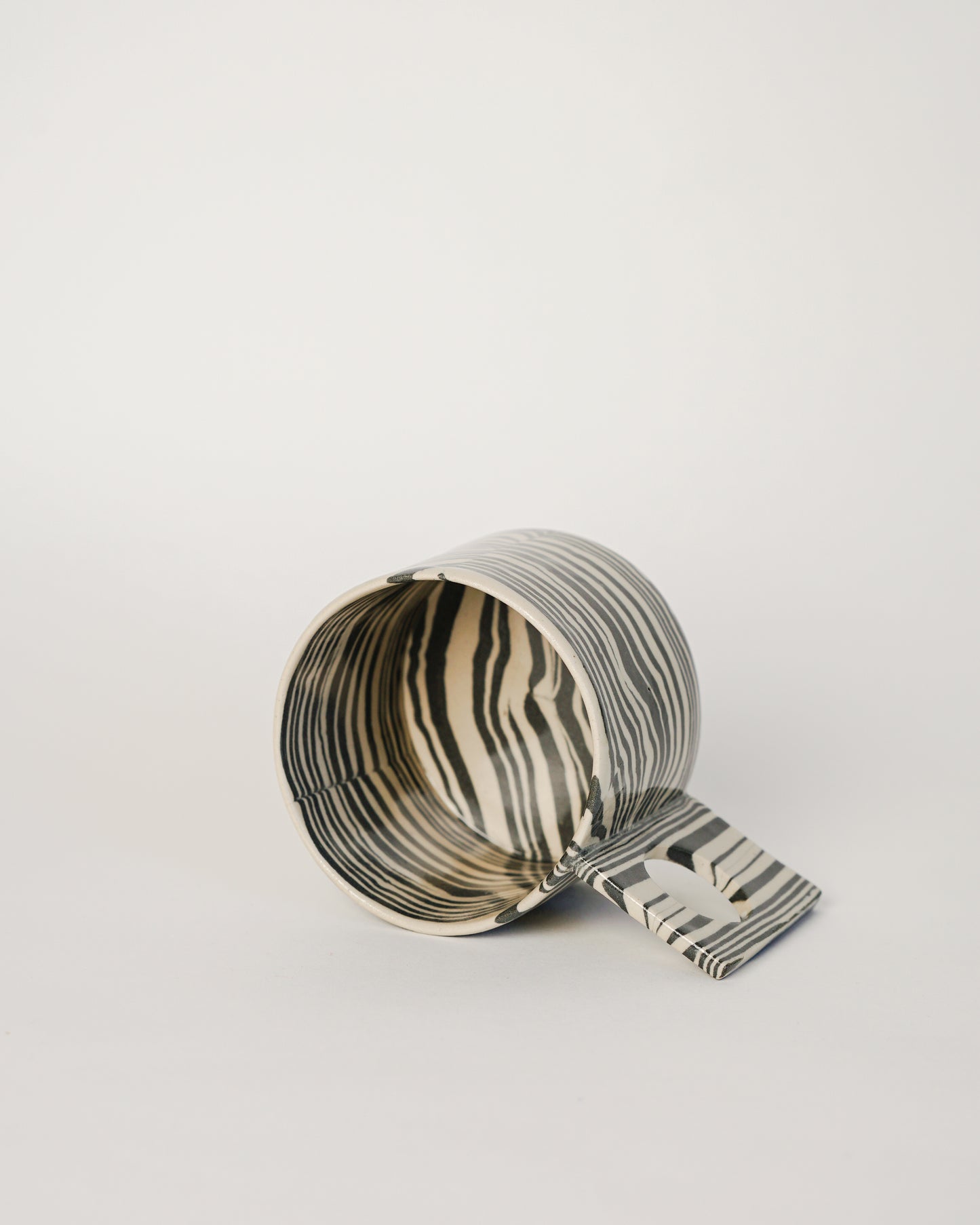 Linea - Black and white