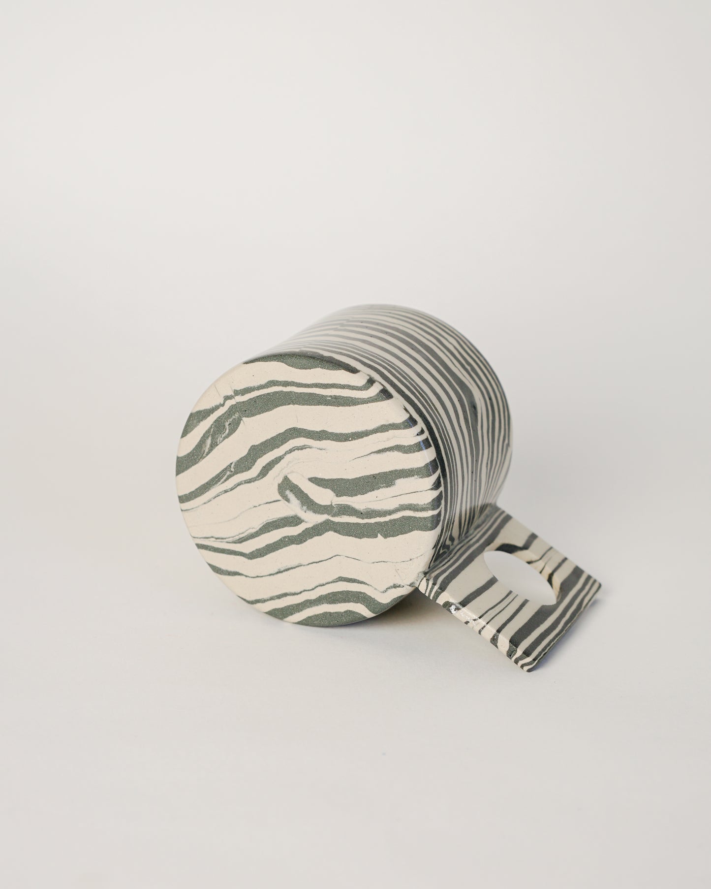 Linea - Black and white