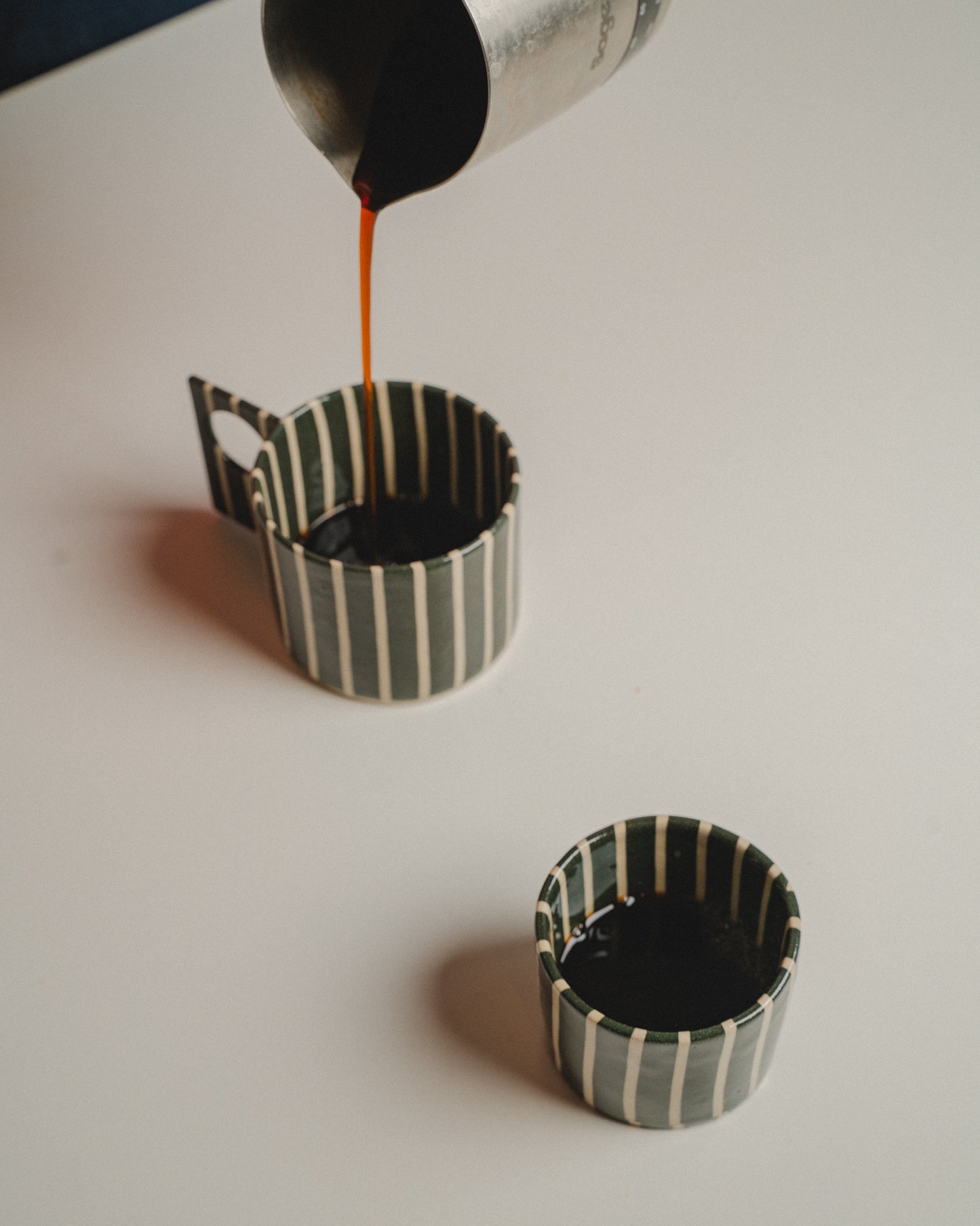 Linea - Black and white