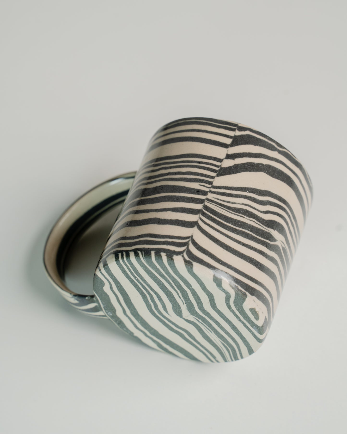 Linea - Black and white