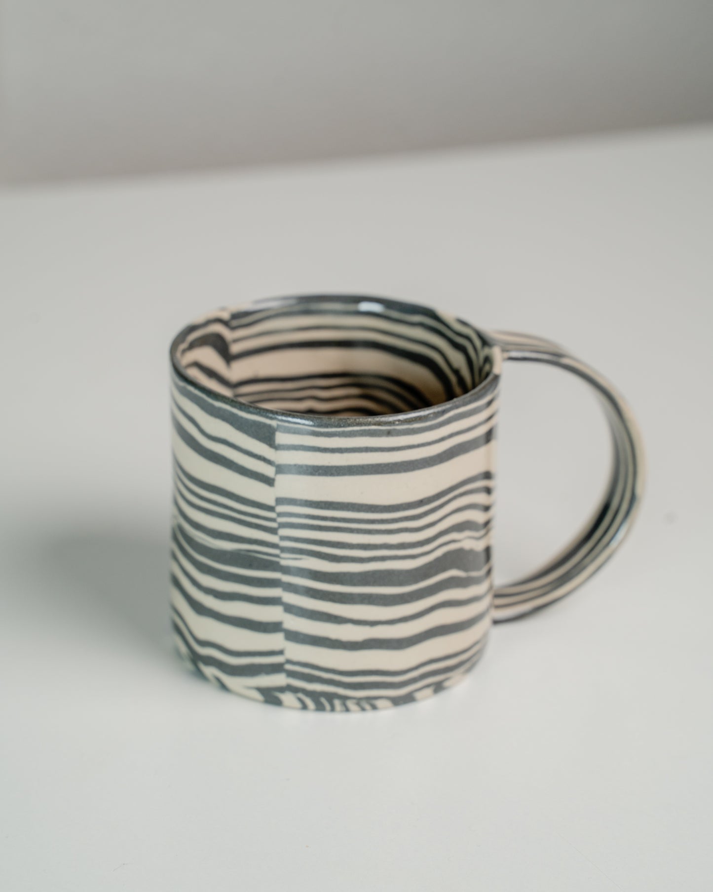 Linea - Black and white