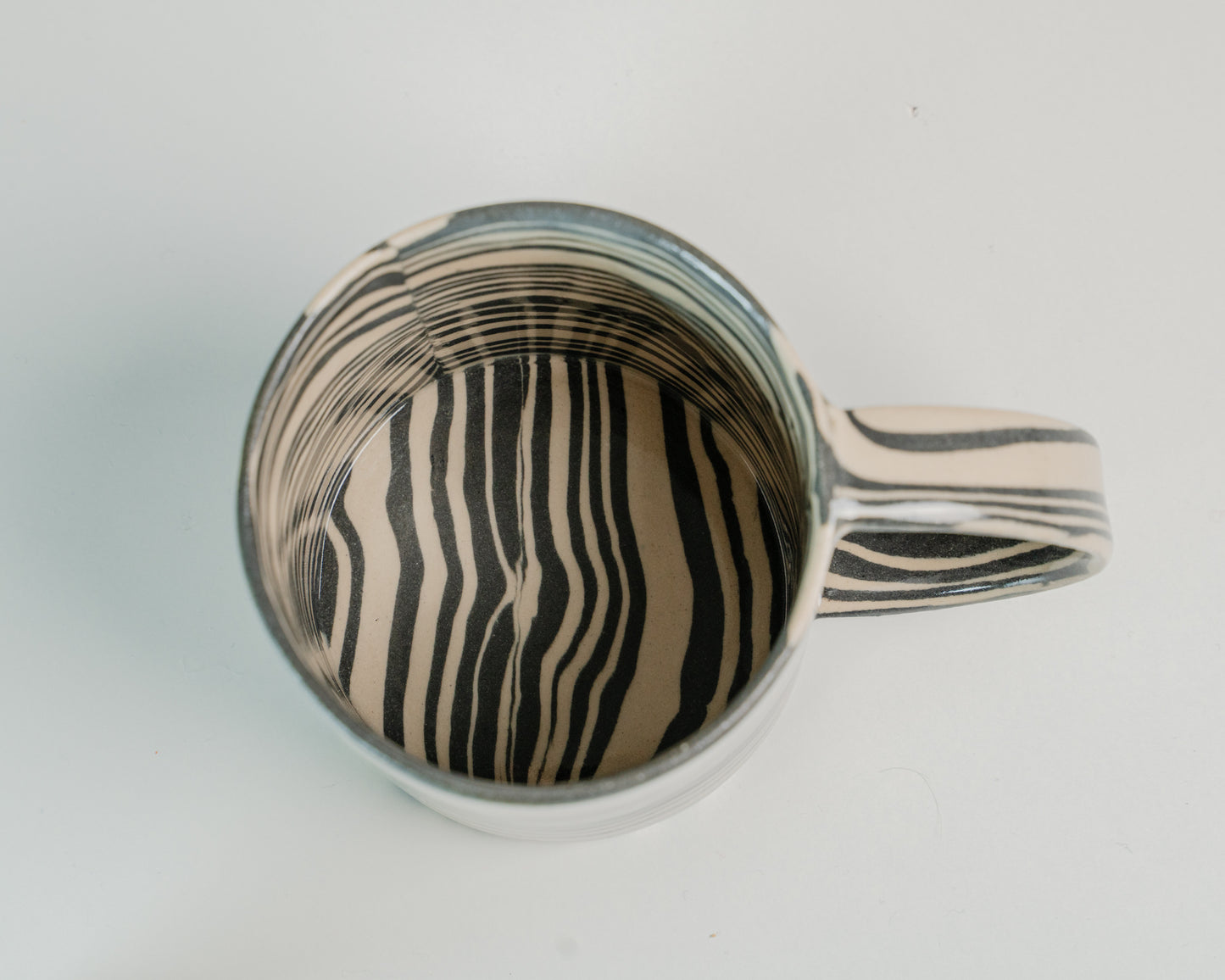 Linea - Black and white