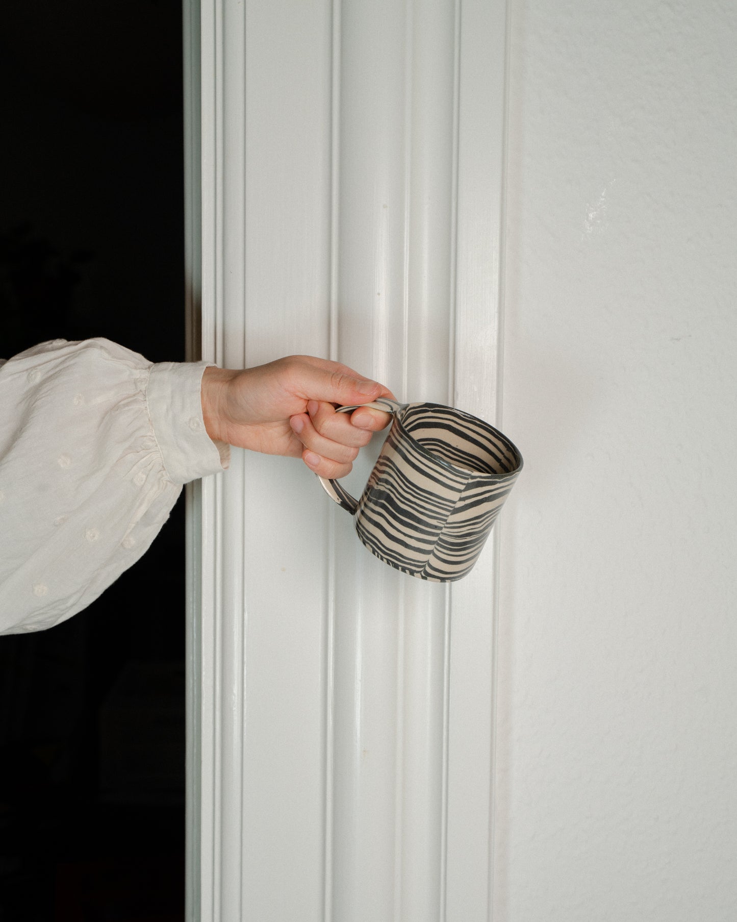 Linea - Black and white